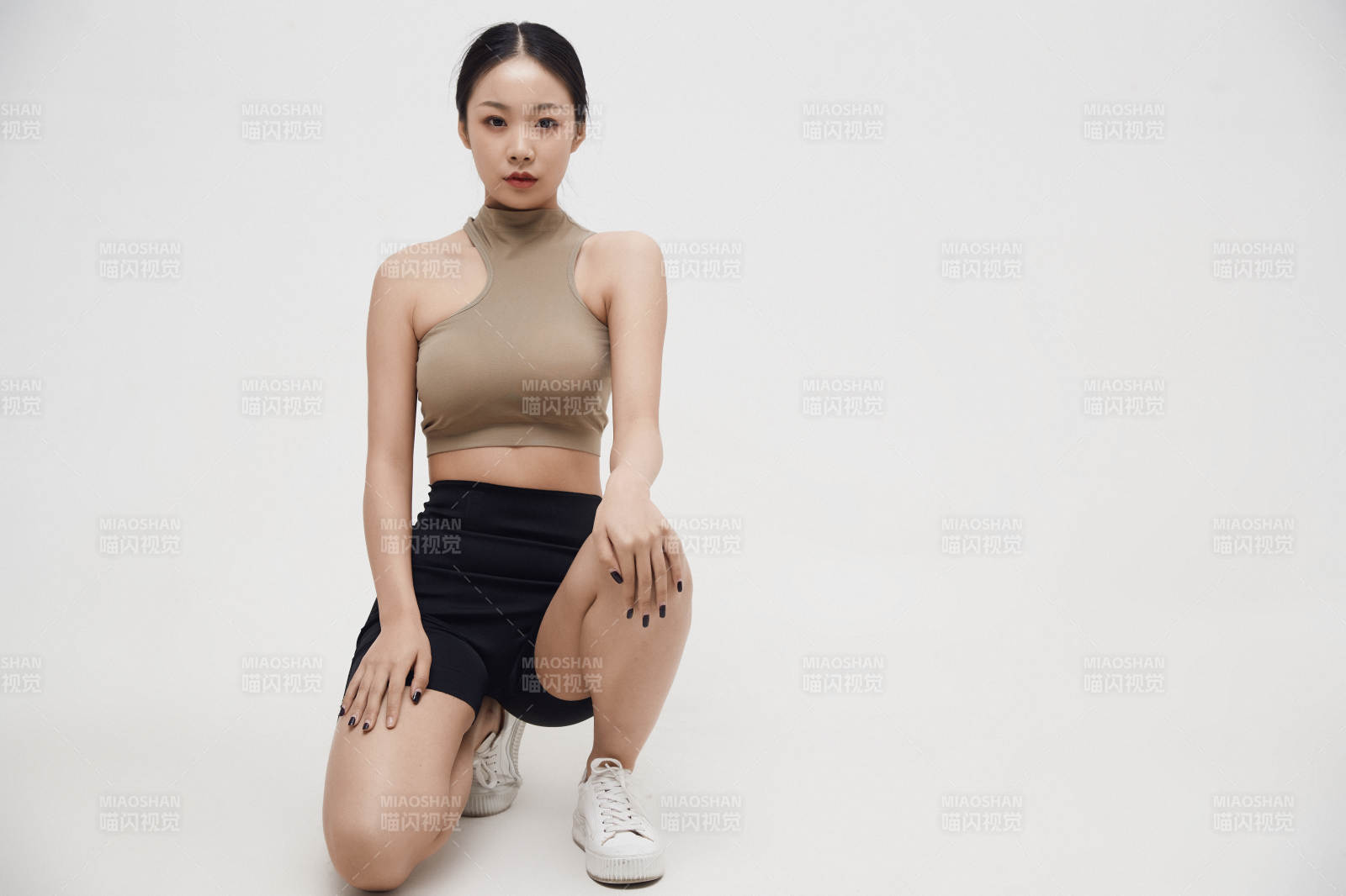 穿着运动服的亚洲美女图片