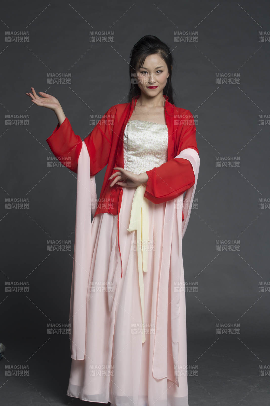 身穿古装的汉服女性人像汉服影棚拍摄图片