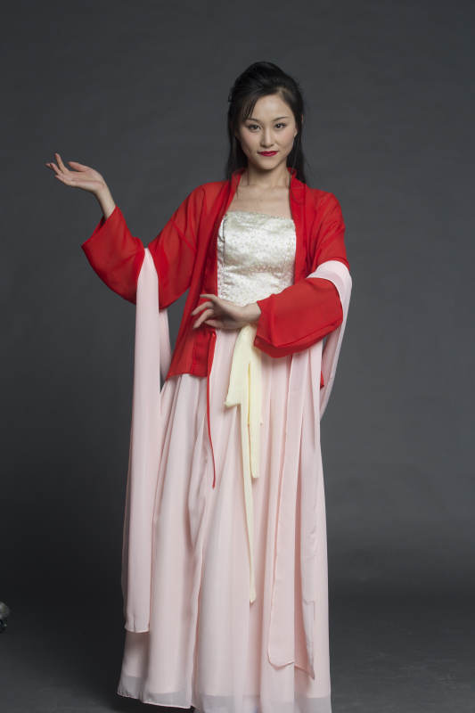 身穿古装的汉服女性人像汉服影棚拍摄图片
