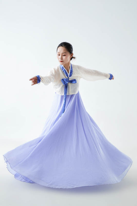 穿着中国朝鲜族传统服饰跳舞的少女图片