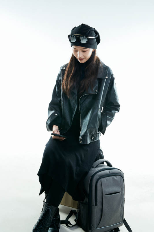 白色背景下准备出发旅行的美丽东方女大学生图片