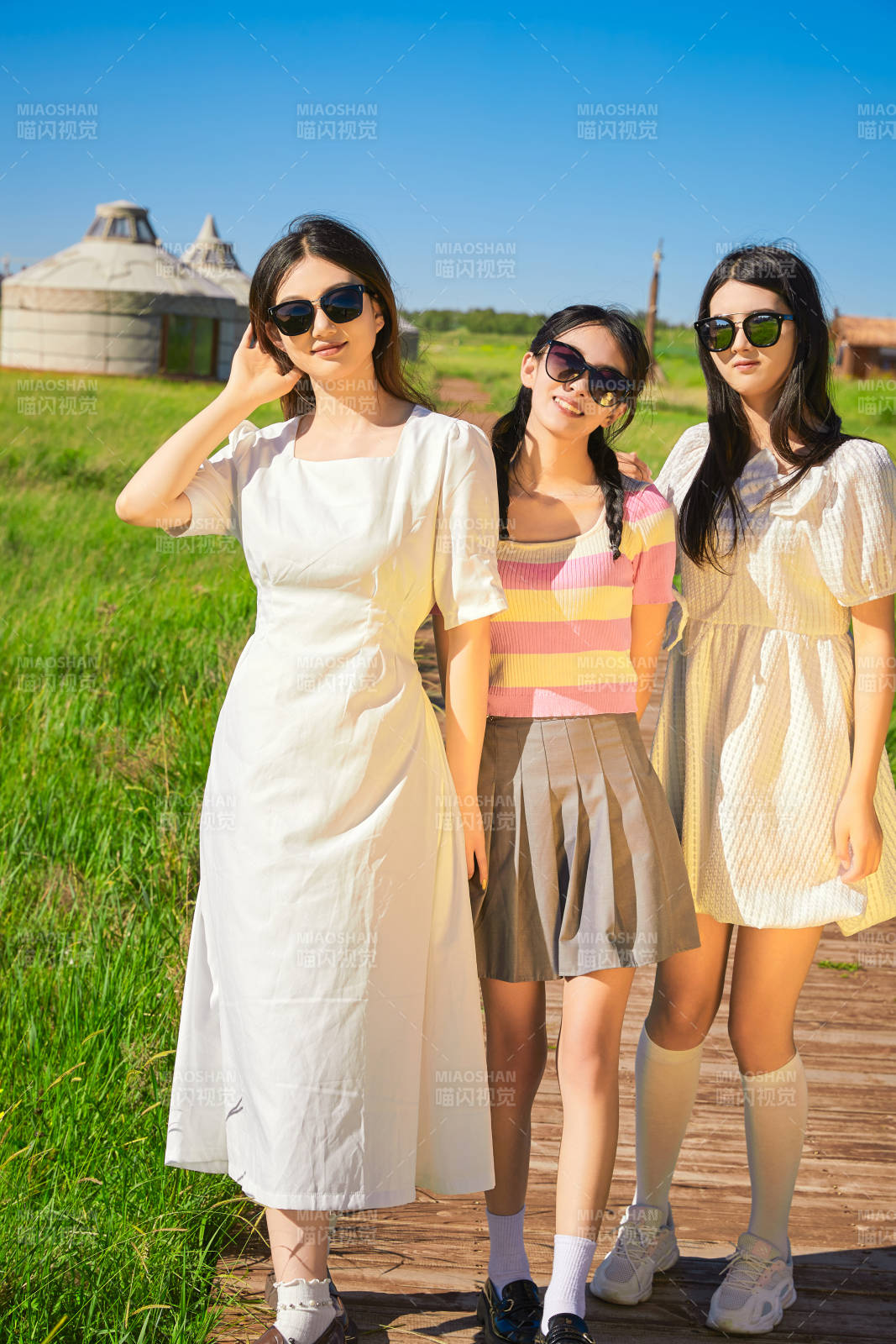 盛夏在草原湿地公园游玩的美女闺蜜图片