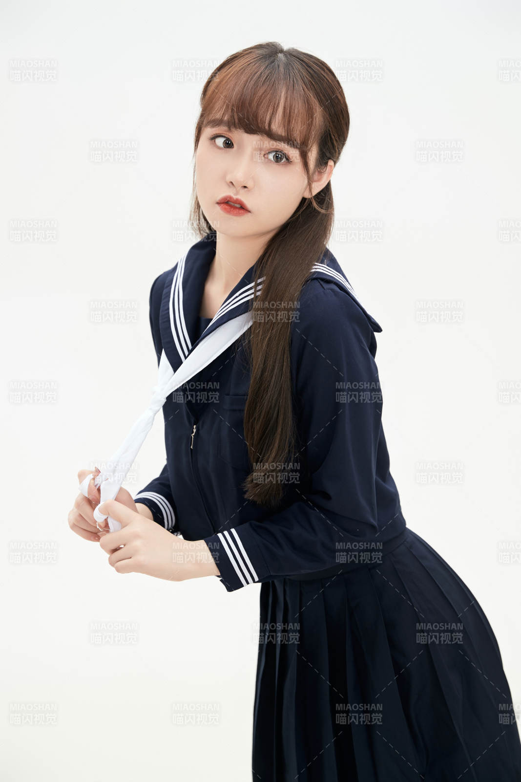 身穿日系高中制服的美丽少女图片