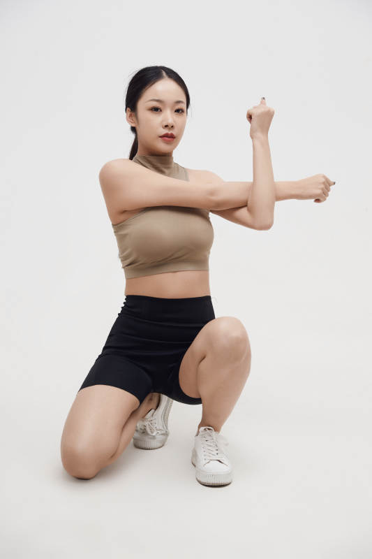 穿着运动服的亚洲美女图片