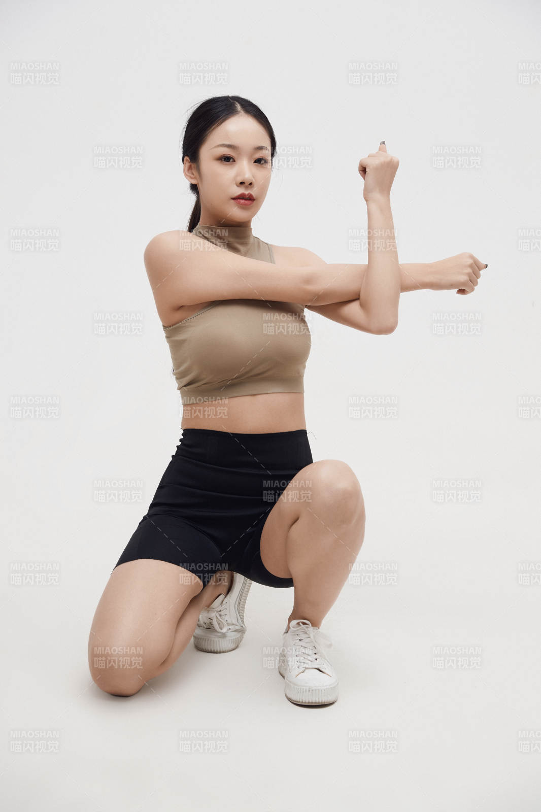 穿着运动服的亚洲美女图片