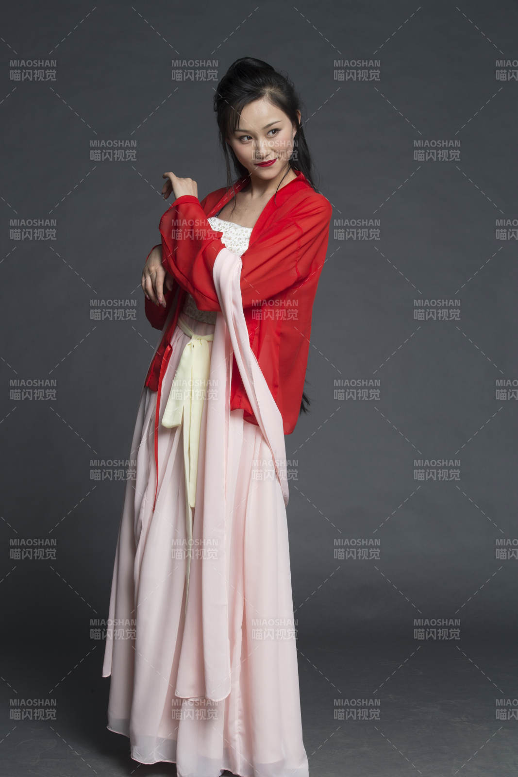 身穿古装的汉服女性人像汉服影棚拍摄图片