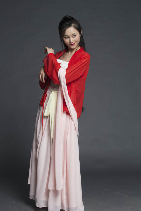 身穿古装的汉服女性人像汉服影棚拍摄图片