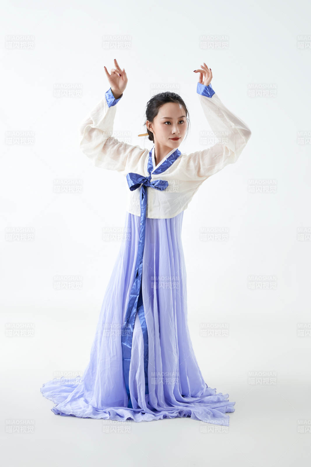 穿着中国朝鲜族传统服饰跳舞的少女图片