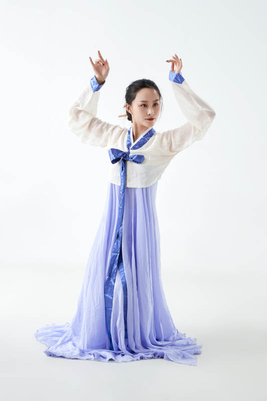 穿着中国朝鲜族传统服饰跳舞的少女图片