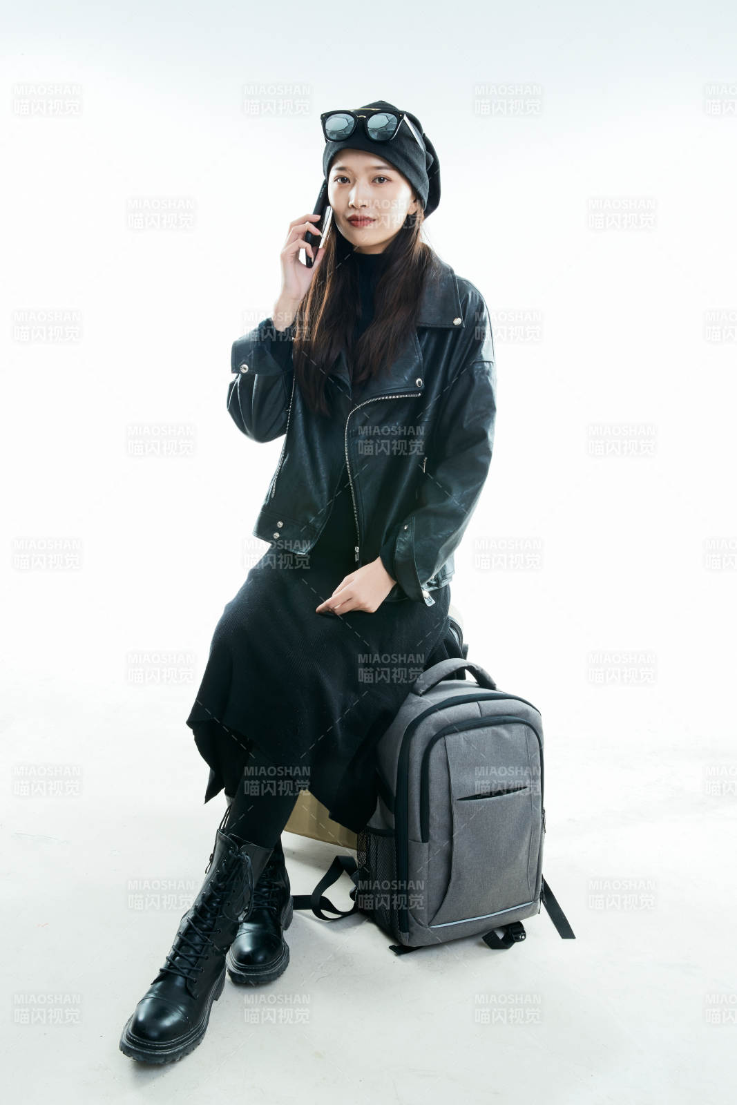 白色背景下准备出发旅行的美丽东方女大学生图片