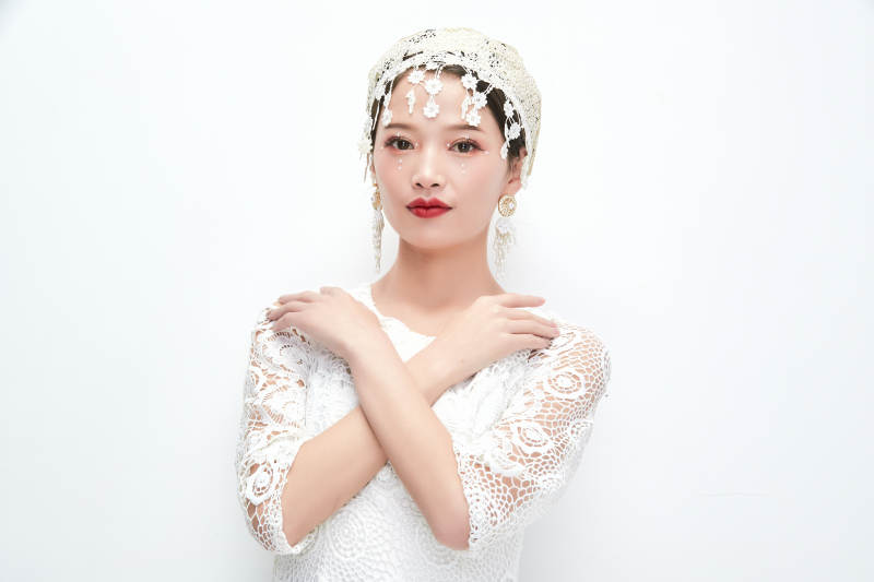 棚拍白色背景下的新娘美妆图片