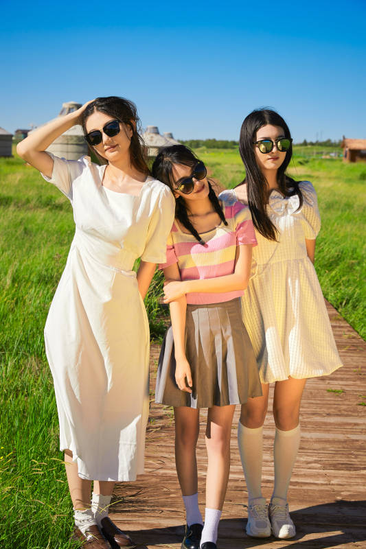 盛夏在草原湿地公园游玩的美女闺蜜图片