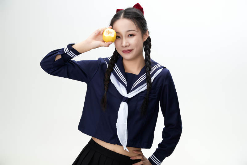 吃水果的亚洲东方长发少女图片