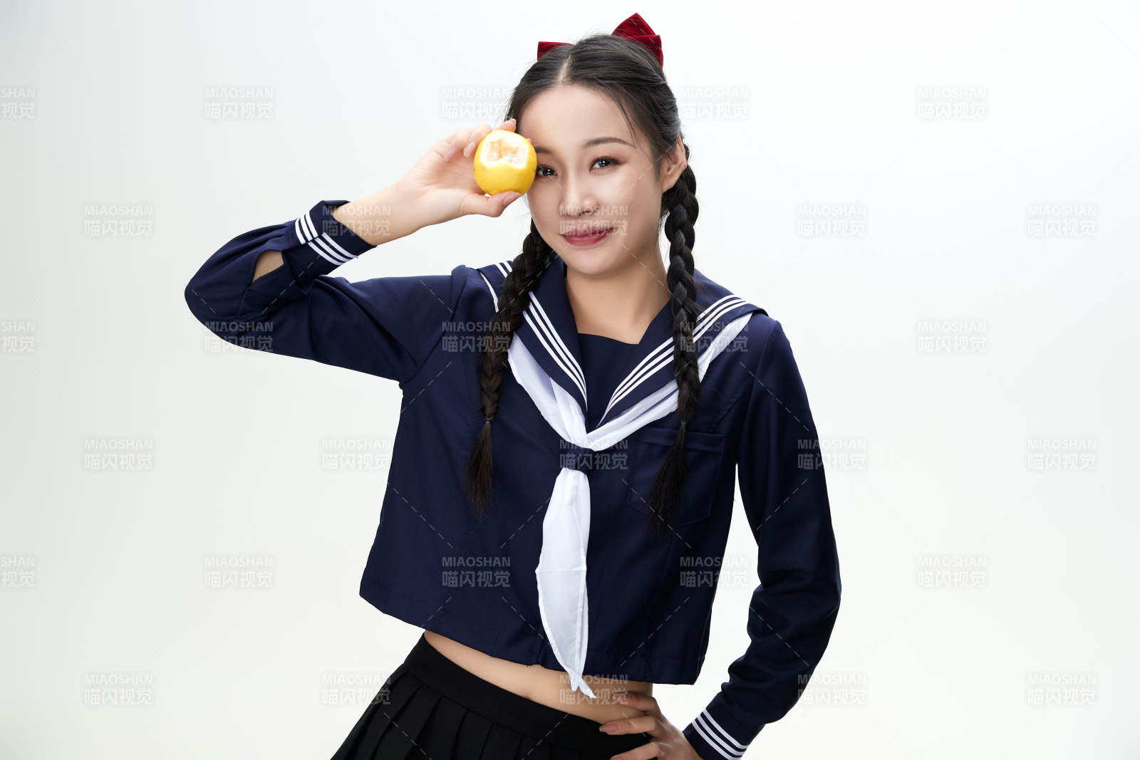 吃水果的亚洲东方长发少女图片