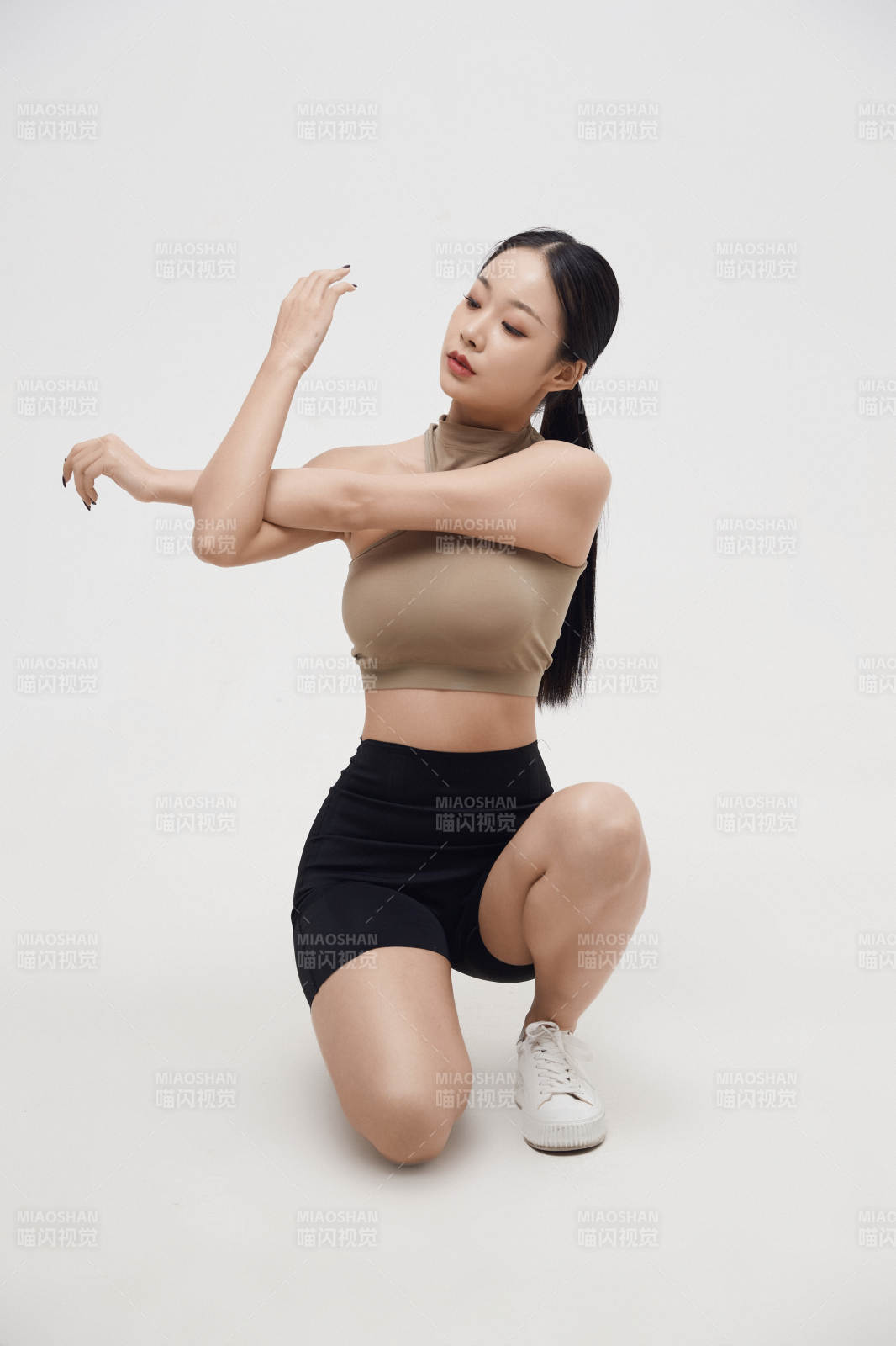 穿着运动服的亚洲美女图片