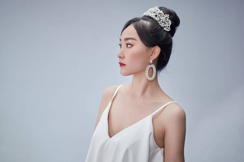 黑色背景下的女性复古婚纱妆面图片