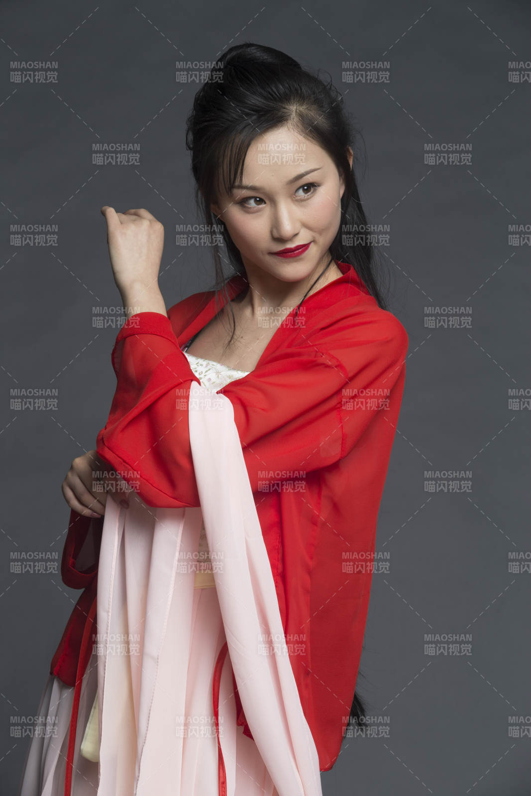 身穿古装的汉服女性人像汉服影棚拍摄图片