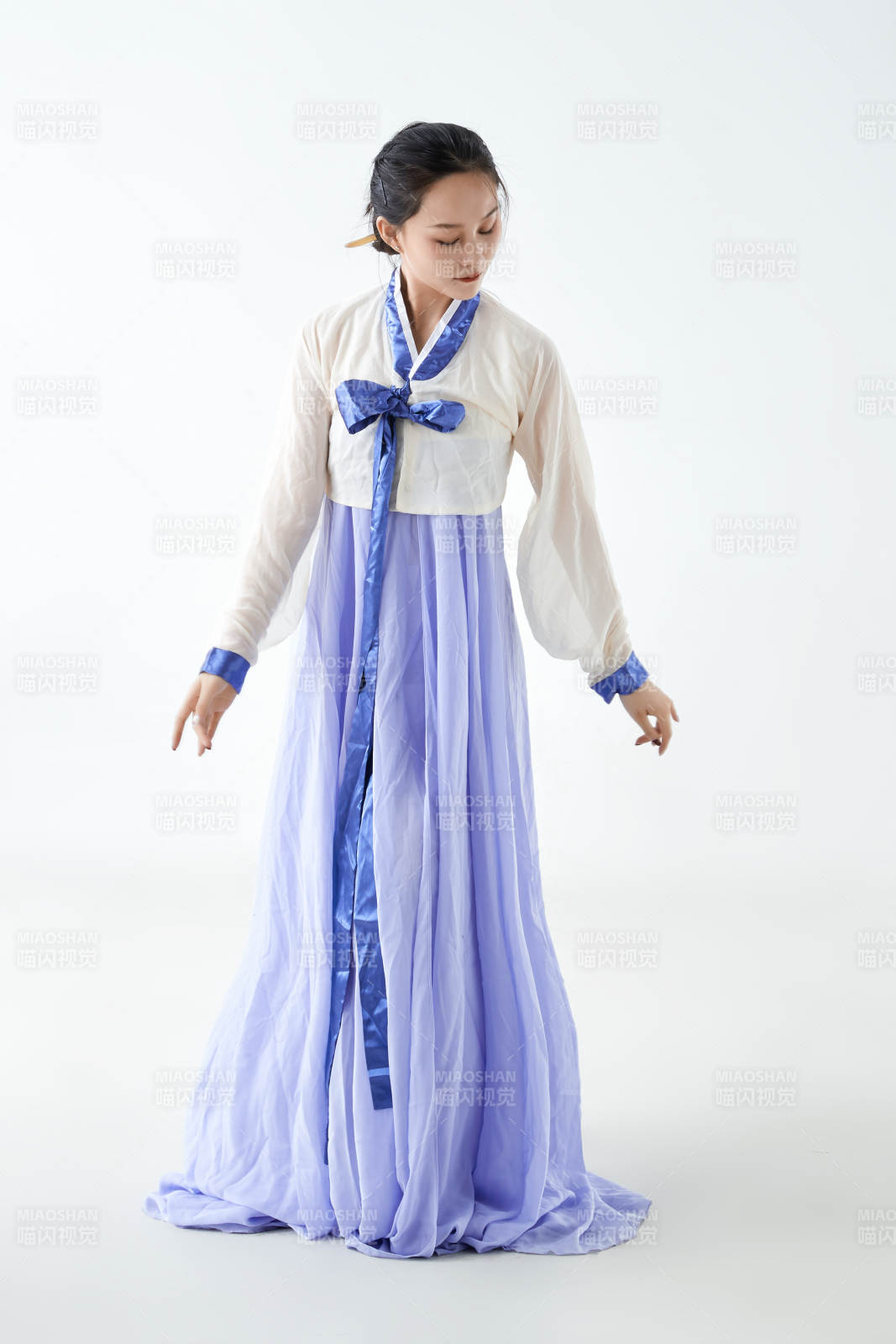 穿着中国朝鲜族传统服饰跳舞的少女图片