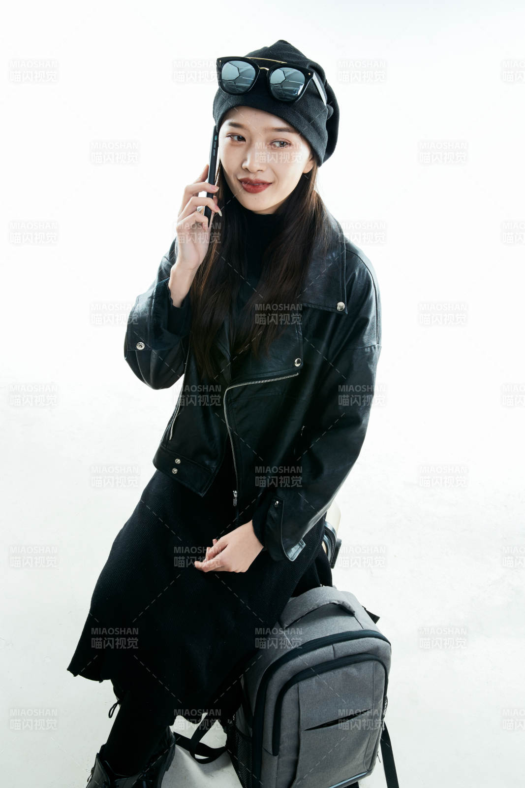 白色背景下准备出发旅行的美丽东方女大学生图片