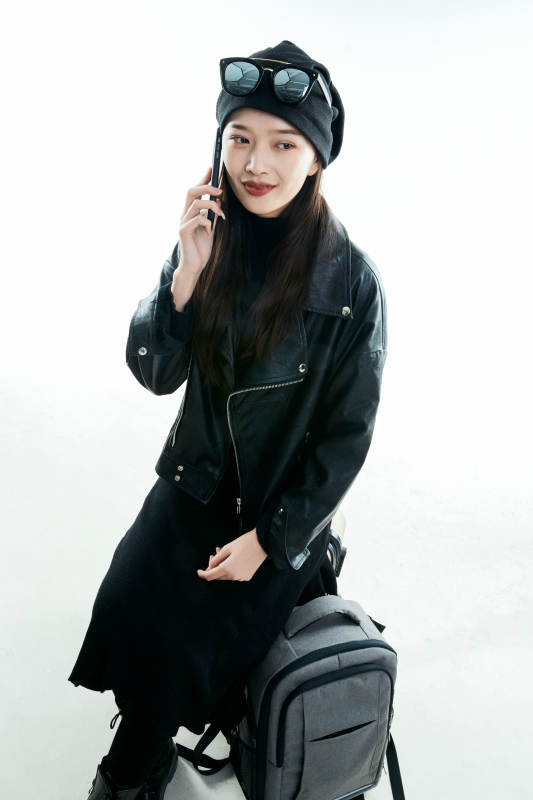 白色背景下准备出发旅行的美丽东方女大学生图片