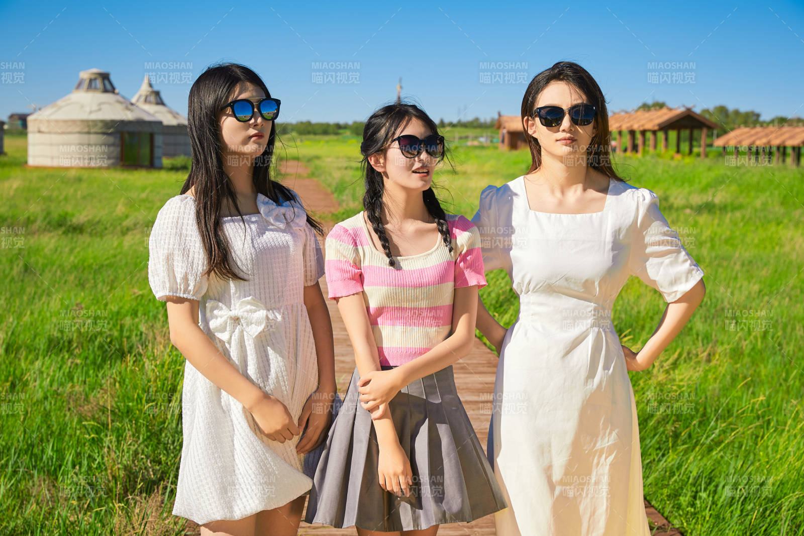 盛夏在草原湿地公园游玩的美女闺蜜图片