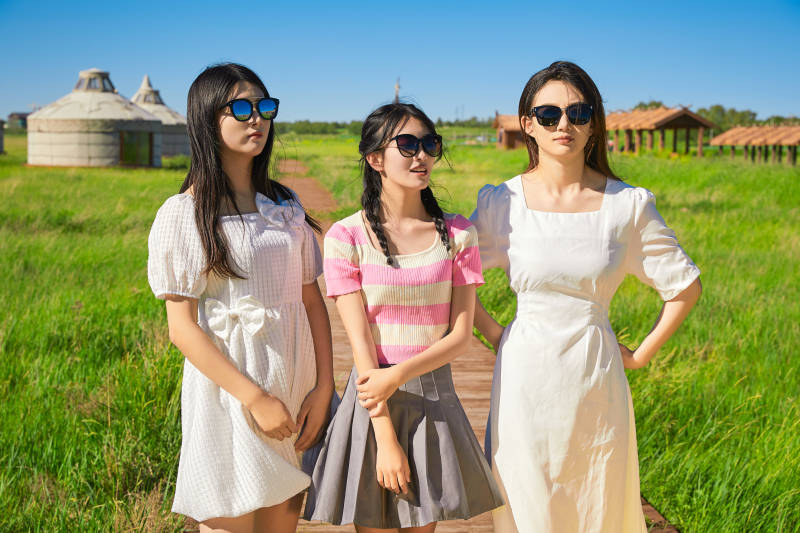 盛夏在草原湿地公园游玩的美女闺蜜图片