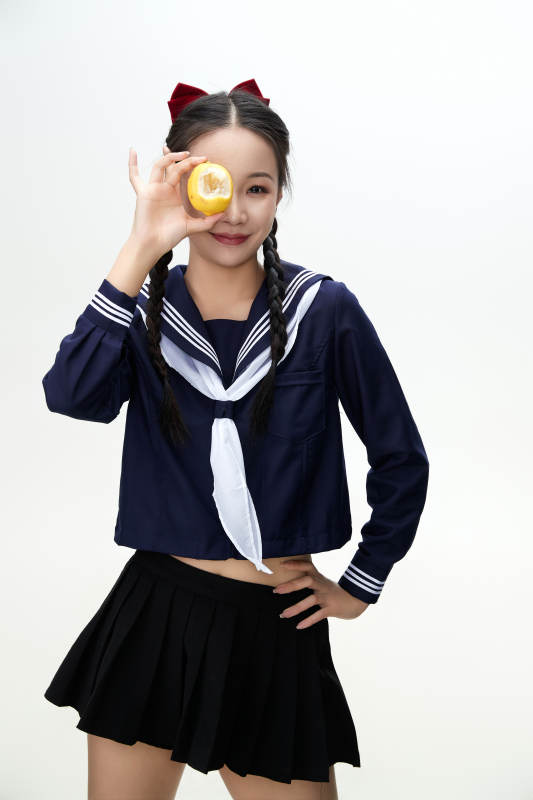 吃水果的亚洲东方长发少女图片