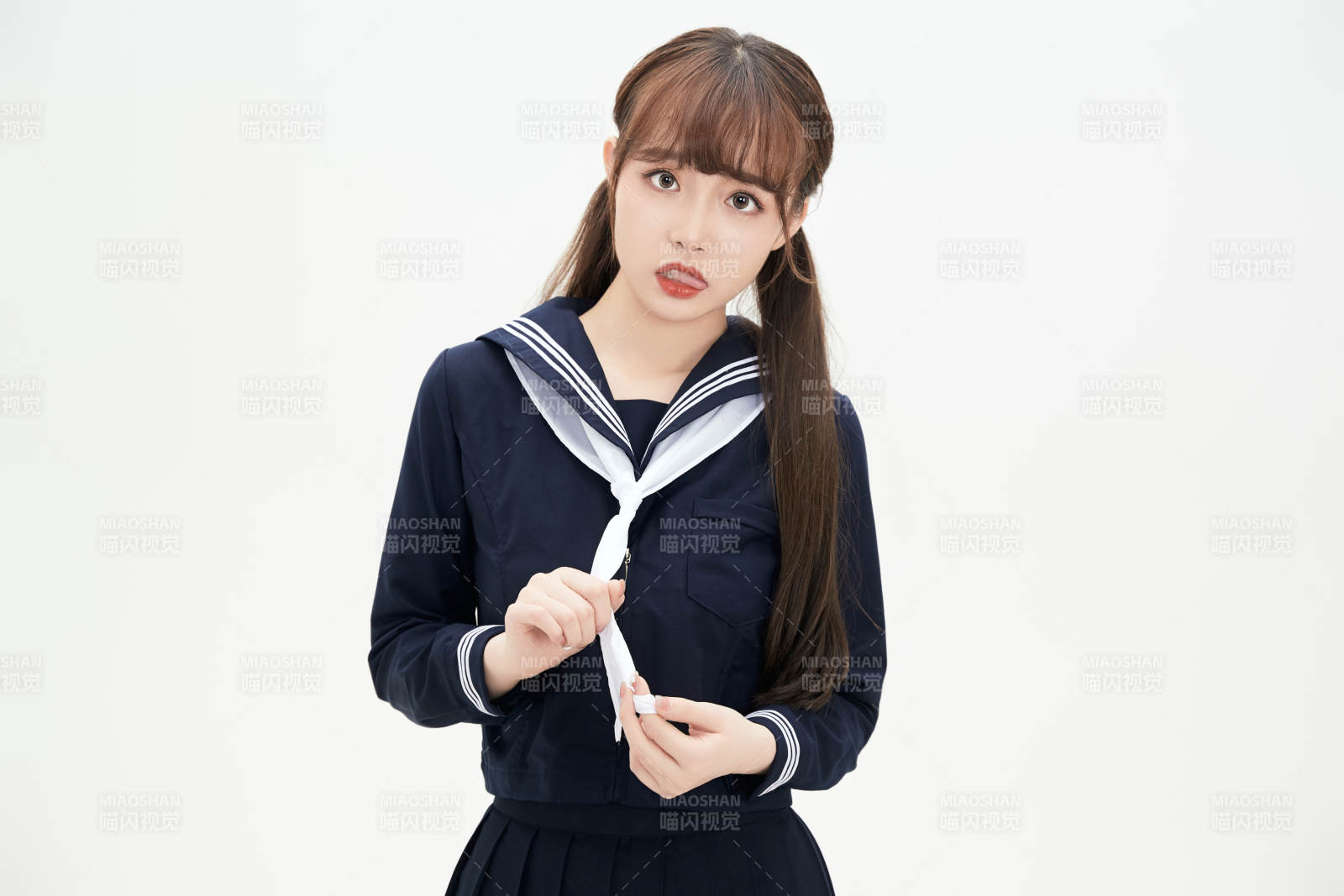 身穿日系高中制服的美丽少女图片