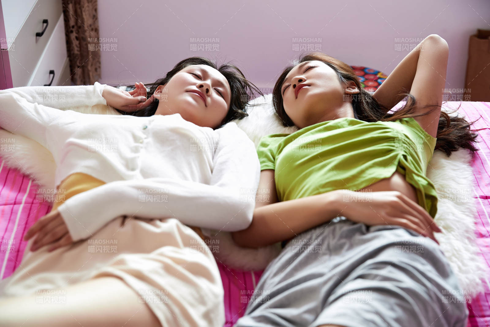 坐在床上玩耍的年轻亚洲美女闺蜜图片