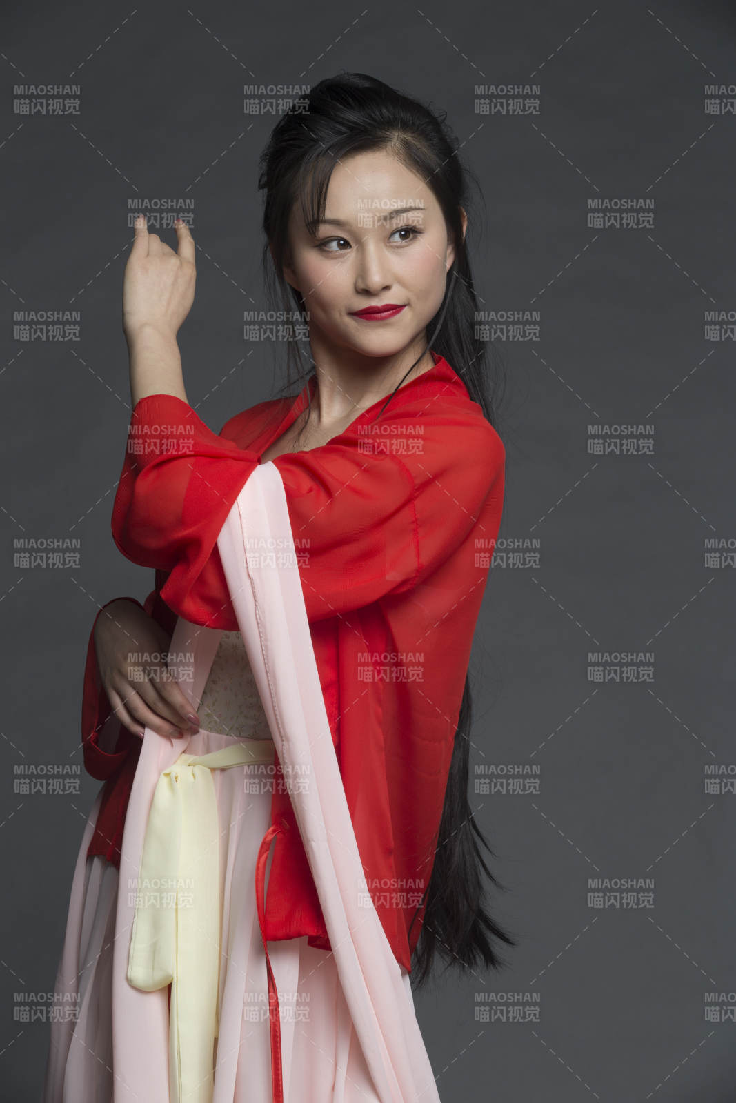 身穿古装的汉服女性人像汉服影棚拍摄图片