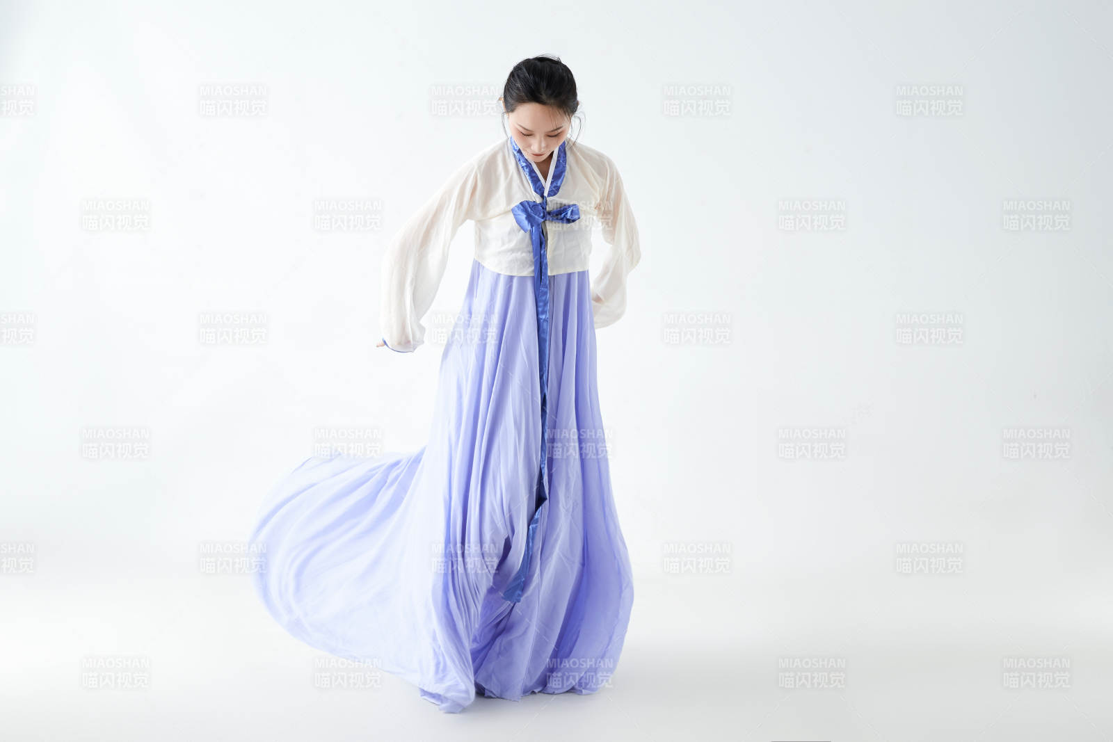 穿着中国朝鲜族传统服饰跳舞的少女图片