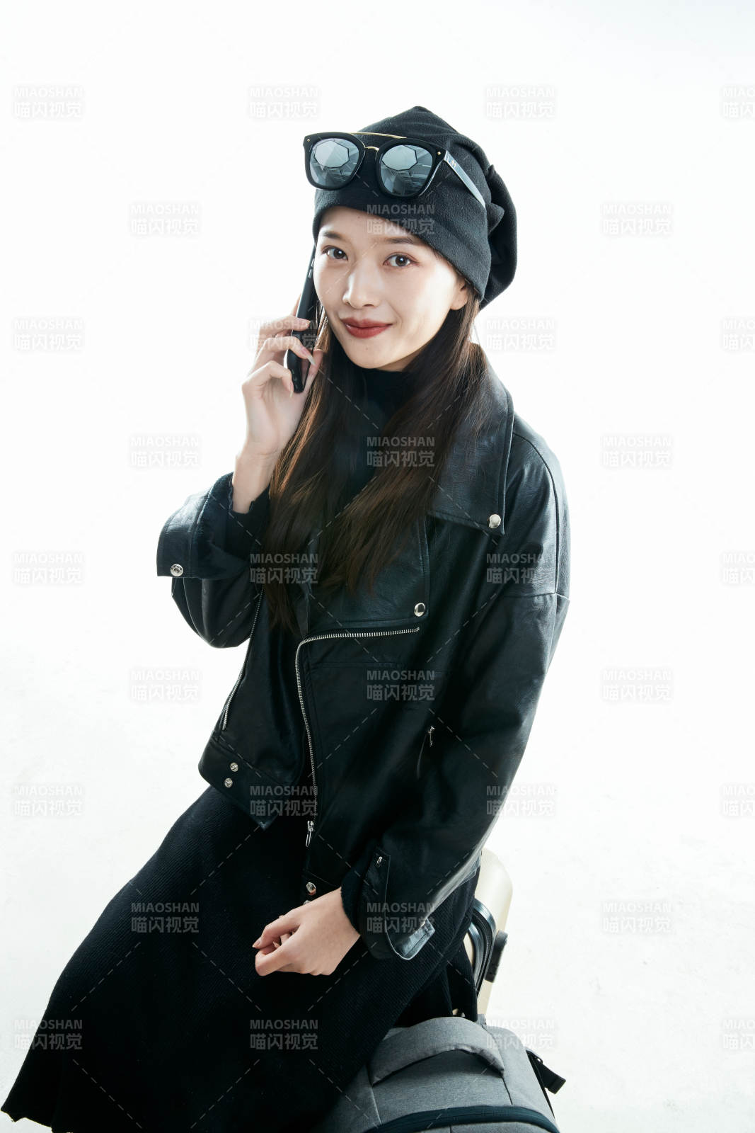 白色背景下准备出发旅行的美丽东方女大学生图片