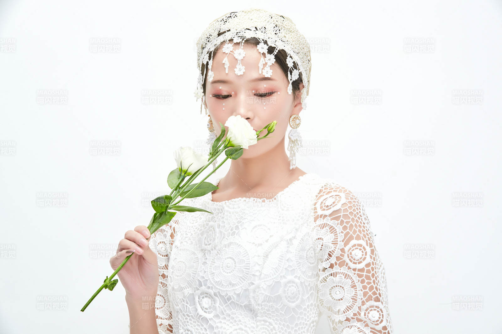 棚拍白色背景下的新娘美妆图片