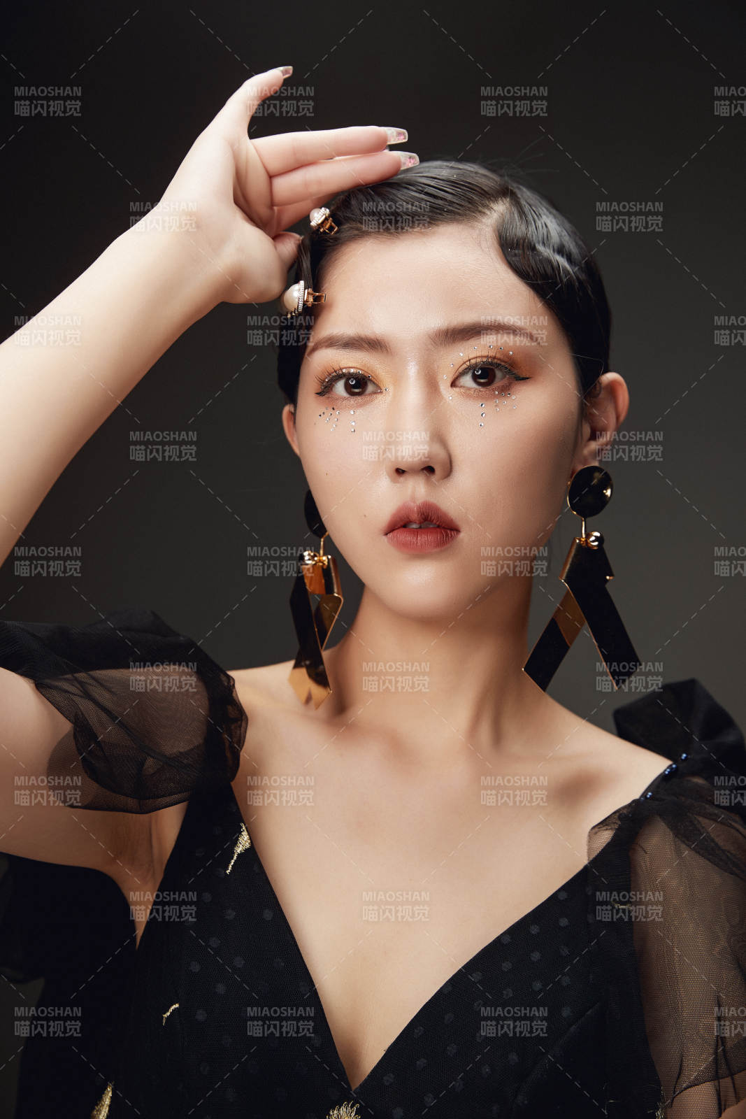 时尚亚洲女性婚纱妆面彩妆图片