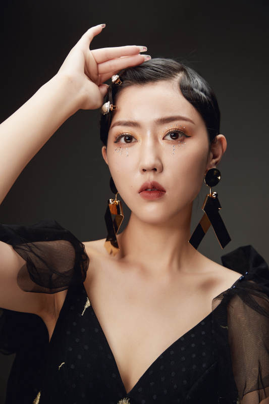 时尚亚洲女性婚纱妆面彩妆图片