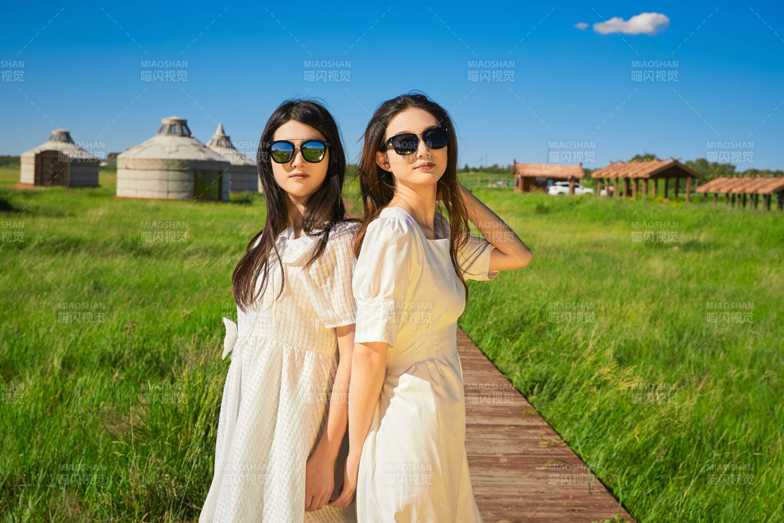 盛夏在草原湿地公园游玩的美女闺蜜图片