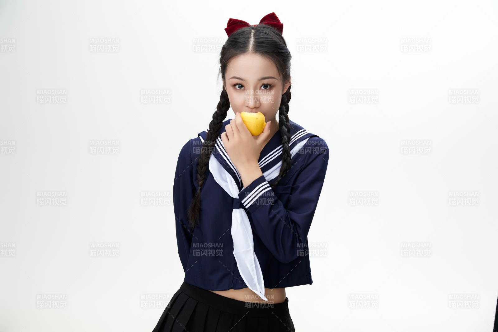 吃水果的亚洲东方长发少女图片