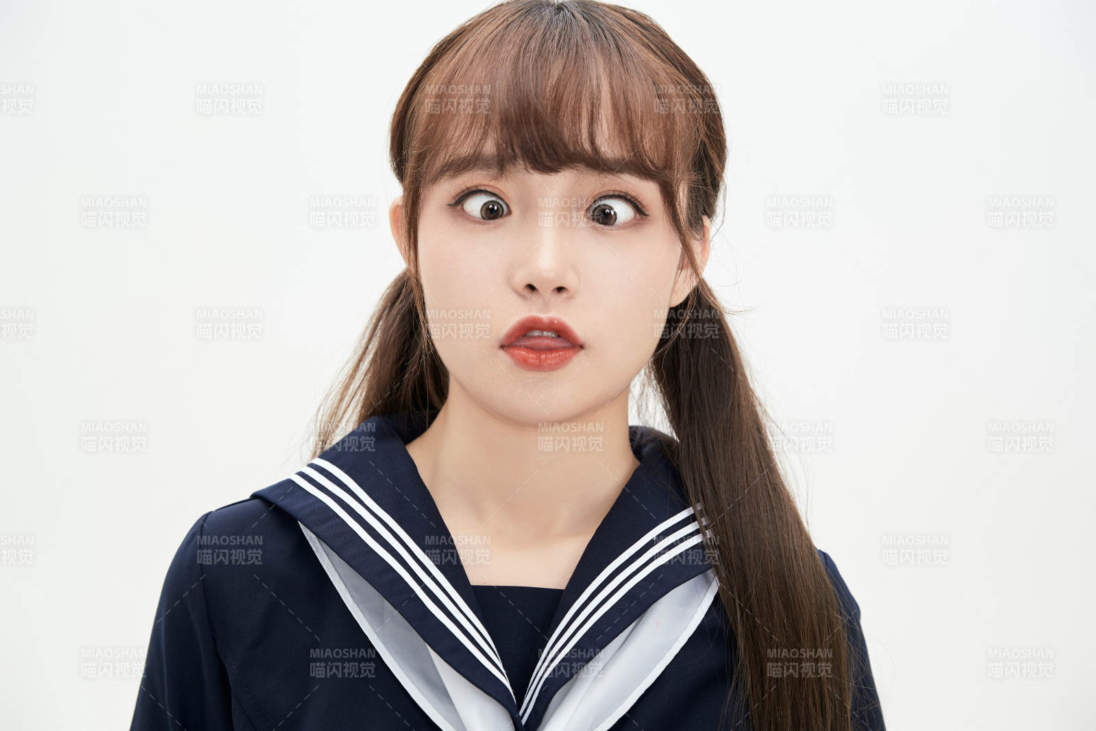 身穿日系高中制服的美丽少女图片