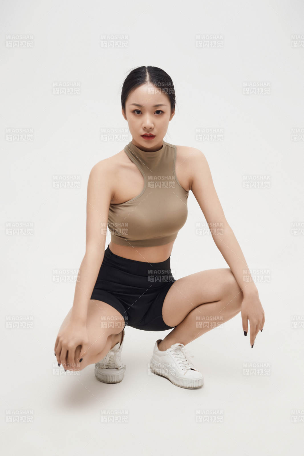 穿着运动服的亚洲美女图片