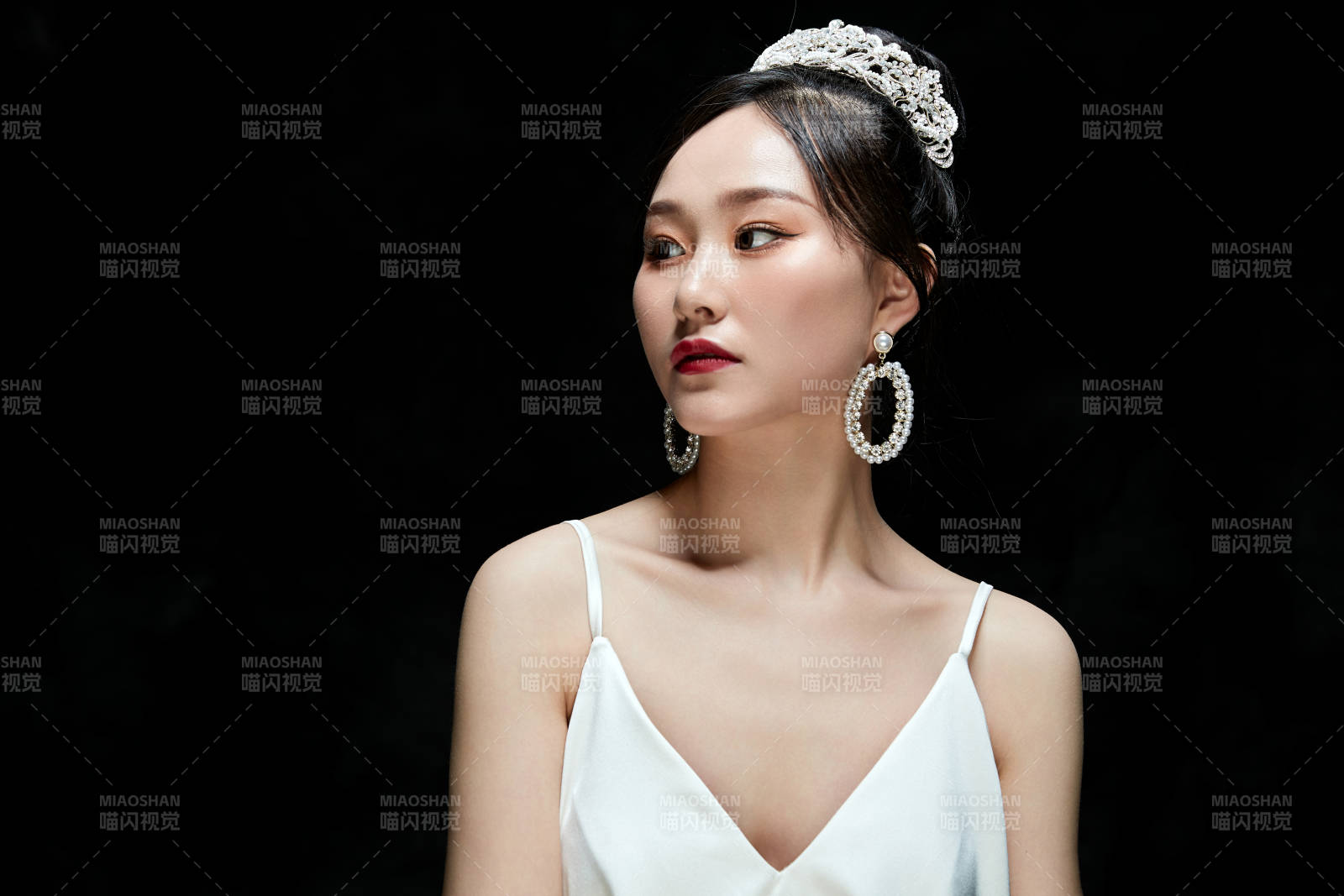 黑色背景下的女性复古婚纱妆面图片