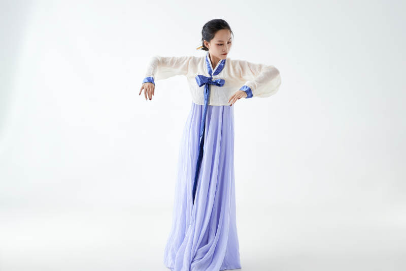 穿着中国朝鲜族传统服饰跳舞的少女图片