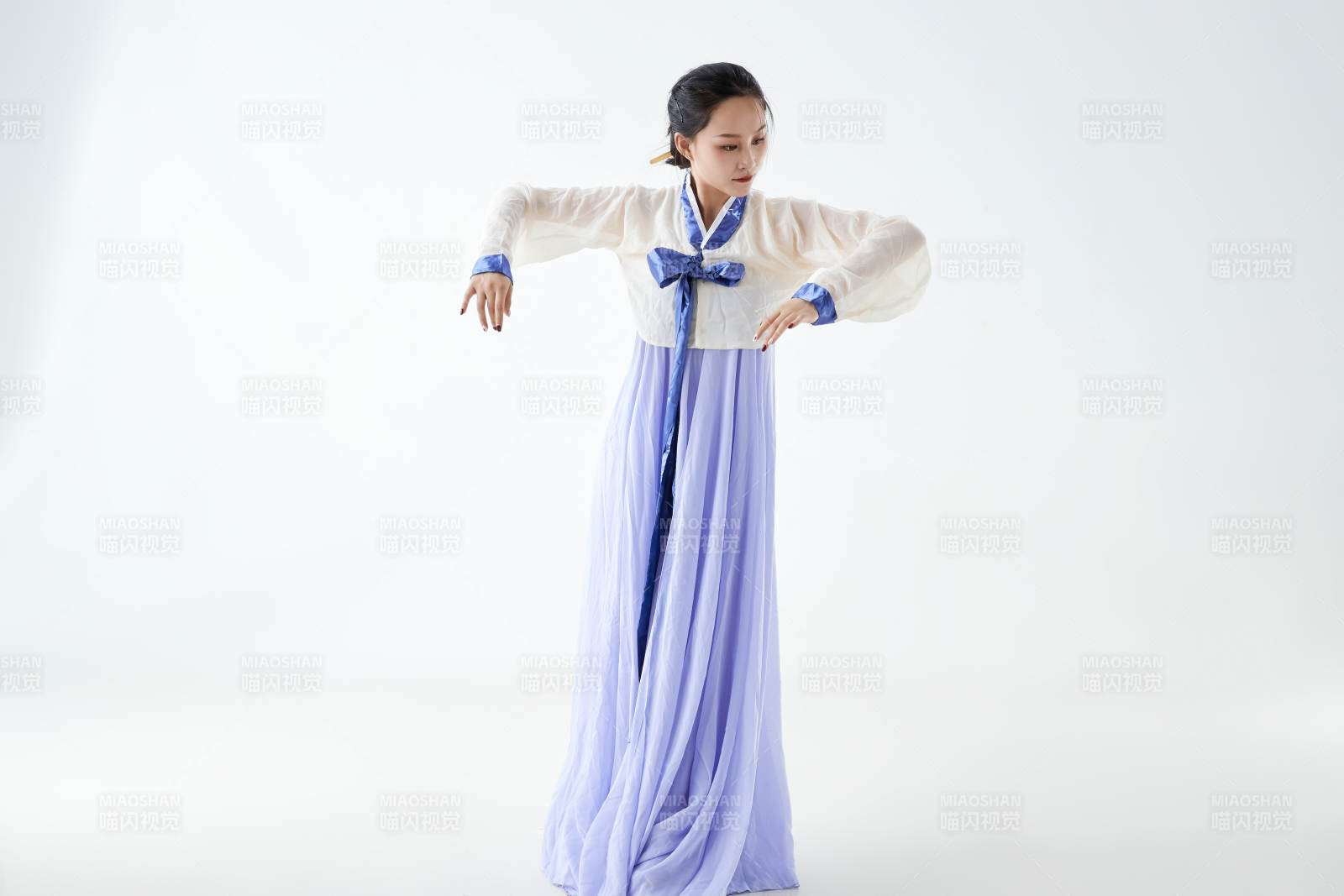 穿着中国朝鲜族传统服饰跳舞的少女图片