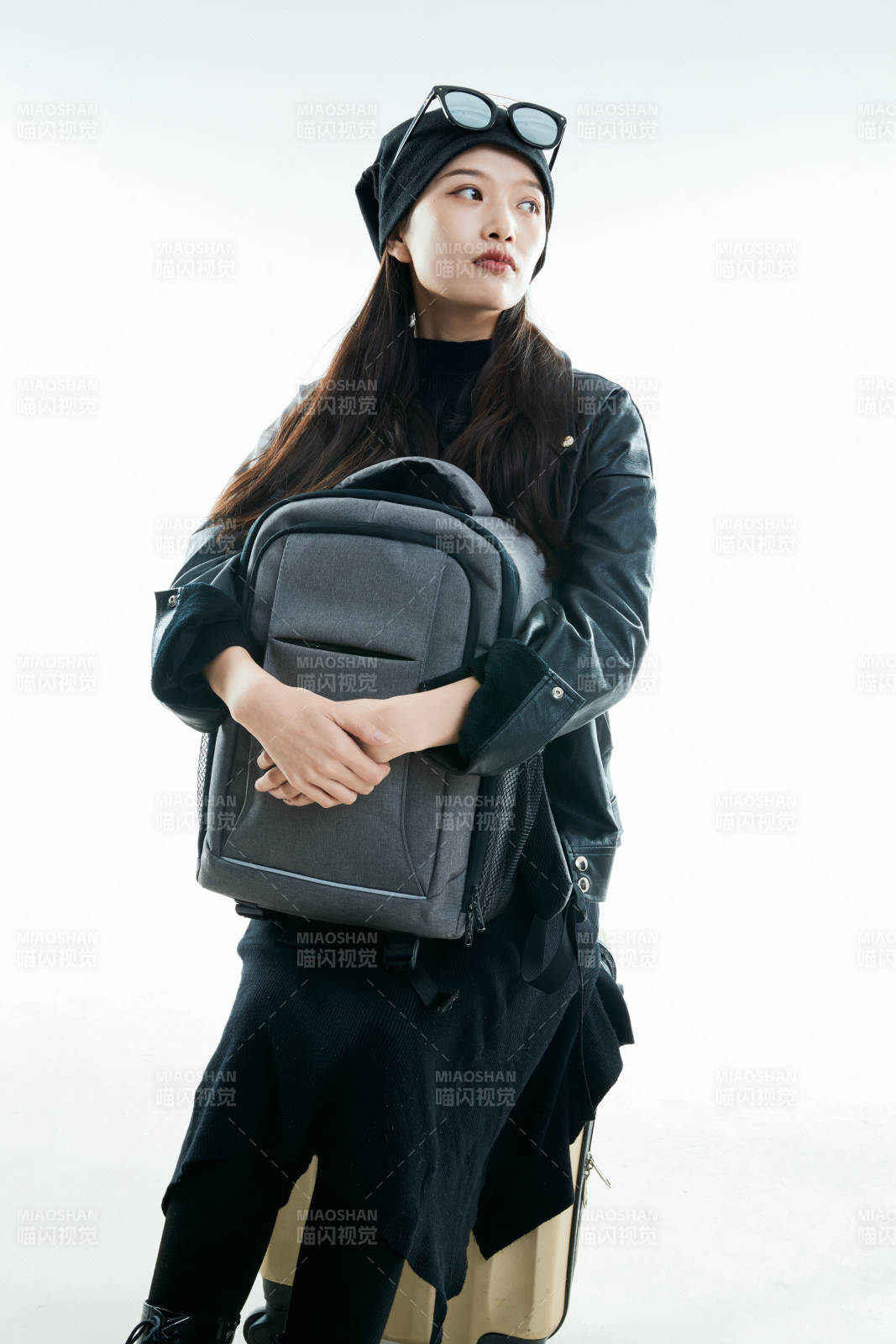 白色背景下准备出发旅行的美丽东方女大学生图片