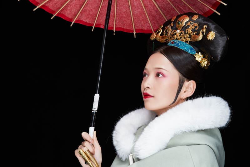 黑色背景下的清代女性古装造型清朝古装图片