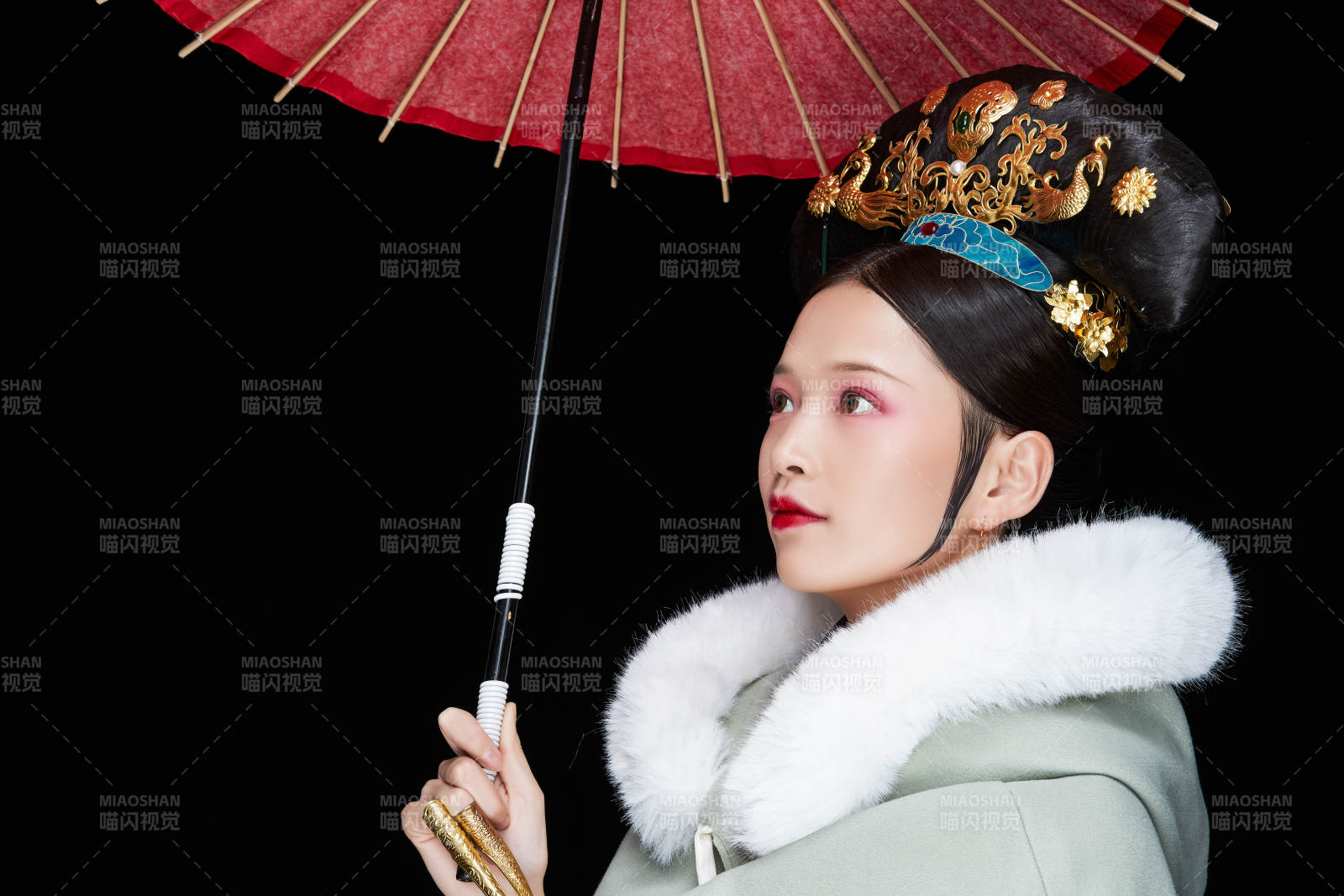 黑色背景下的清代女性古装造型清朝古装图片