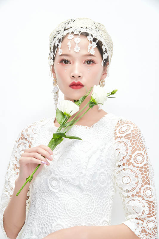 棚拍白色背景下的新娘美妆图片