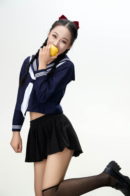 吃水果的亚洲东方长发少女图片