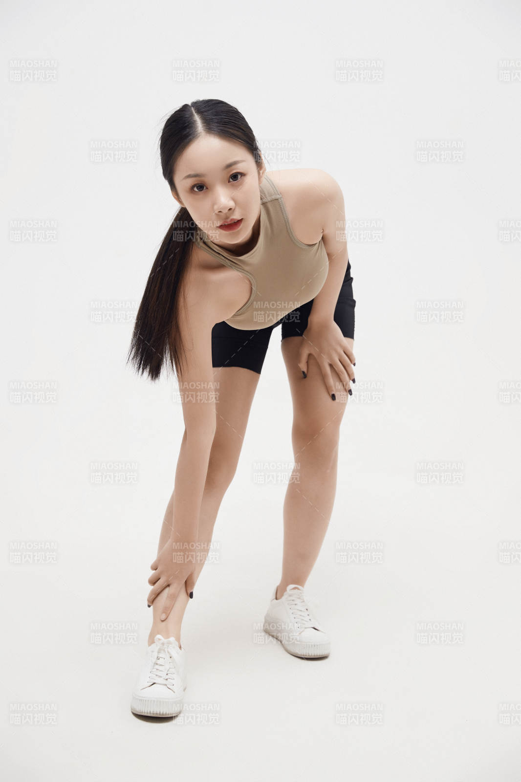 穿着运动服的亚洲美女图片