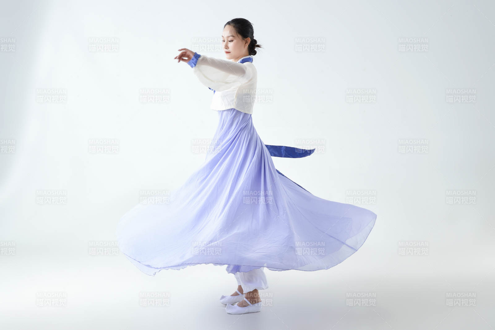 穿着中国朝鲜族传统服饰跳舞的少女图片