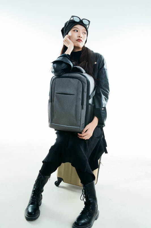 白色背景下准备出发旅行的美丽东方女大学生图片